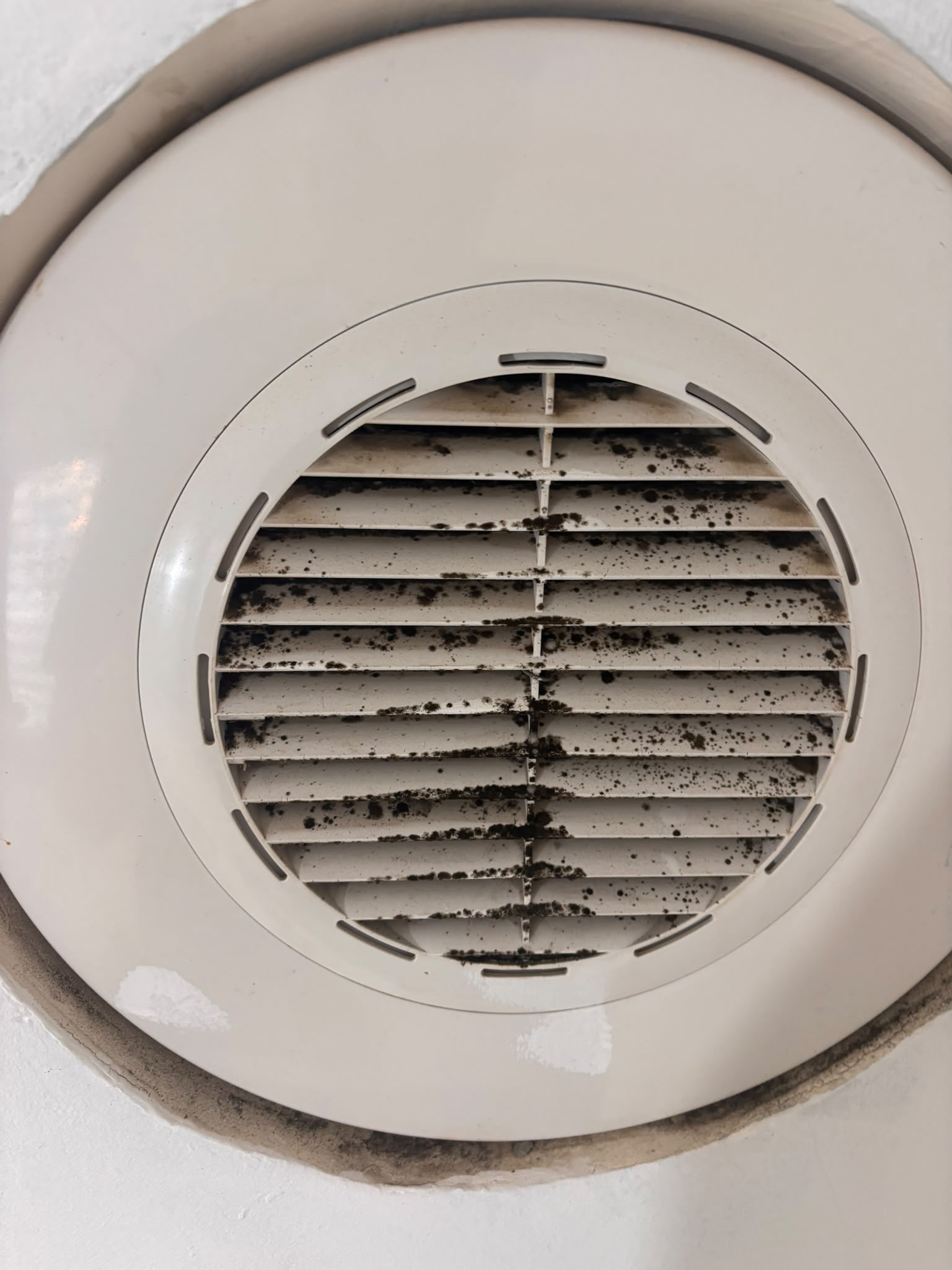 Bouche de climatisation encrassée avant nettoyage